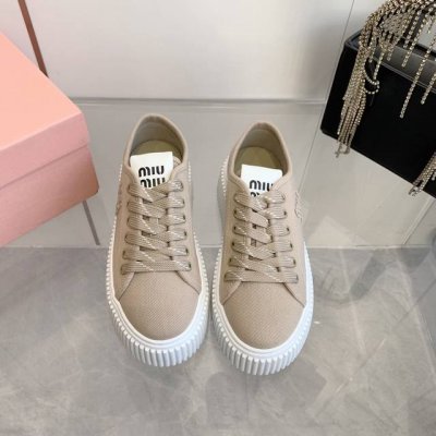 出厂价p p Miumiu 谬谬 25春新款 厚底饼干鞋 最新走秀款，经典升级 舒适度与时髦度并存 每个颜色搭配都好看，设计搭配不同风格需求 鞋面：原版定制布