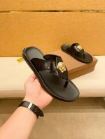 工厂P价 。码数38-44 范思哲 奢品男士拖鞋，高端精品，原版材质，鞋面头层牛皮，品牌Logo装饰，非常重工，鞋底超软，休闲宽松舒适型，经典老花设计，夏季必入