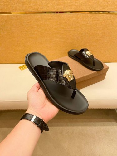工厂P价 。码数38-44 范思哲 奢品男士拖鞋，高端精品，原版材质，鞋面头层牛皮，品牌Logo装饰，非常重工，鞋底超软，休闲宽松舒适型，经典老花设计，夏季必入