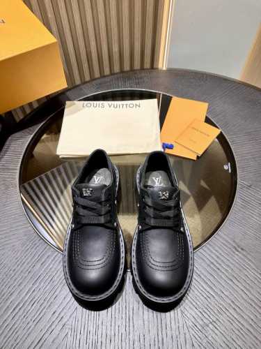 LV Checker 秋冬及踝靴，亮相于路易威登 2024 春夏男装秀场，以正绒面牛皮革演绎多元风尚。鞋面点缀铭纹金属饰钉和 Vuitton 鞋带装饰，厚实而轻