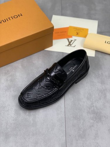 工厂P价P 实价 水染牛里 Lv路易威登商务皮鞋，釆用原版进口意大利开边珠擦色牛皮，全牛皮内里、专业鞋匠精心手工制，原版专供耐磨大底。标准码38-44 2色选