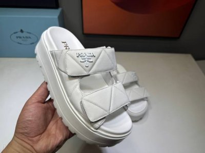 代购级Prada普拉达 2025春夏厚底水台托鞋 德训风格 牛皮细节感跟好 三角标点缀，简单高级！关键上脚超显腿长，轻松拉长腿部显腿！Size:#35-41 4