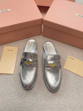 Miumiu24新款招财硬币鞋半拖 miumiu新出的“小钱币”真的让人一整个心都融化了啊除了中间夹着一颗钱币这种戳人细节之外，鞋型整体都狠秀气不笨重，也可以完 - 点击图像关闭