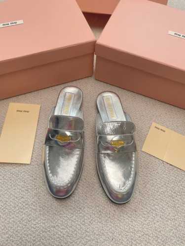 Miumiu24新款招财硬币鞋半拖 miumiu新出的“小钱币”真的让人一整个心都融化了啊除了中间夹着一颗钱币这种戳人细节之外，鞋型整体都狠秀气不笨重，也可以完