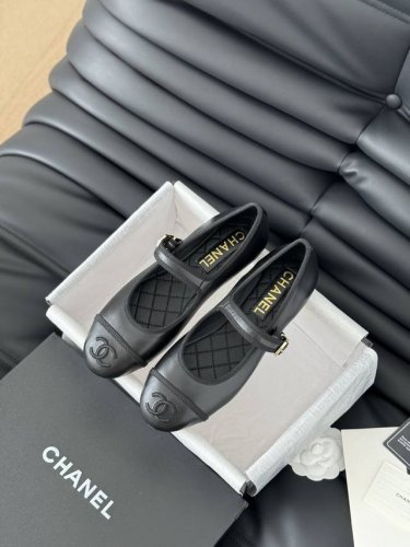 p皮 Chanel 24S走秀款玛丽珍单鞋 简约又不失甜美俏皮！ 灯芯绒斜纹拼接面料，立体电绣Logo，纯色面料清爽易搭，搭配扣子更加跟脚。内里羊皮 真皮大底