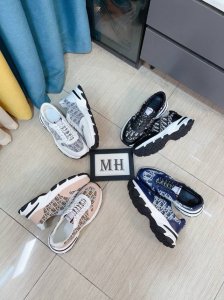 出厂价P Dior迪奥 爆卖款官网全球首发男鞋高端品牌 官网最新款系列：鞋面采用进口牛皮搭配专供面料打造网布透气内里。让行走更加便捷舒适！与官方的质量相比美的1