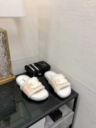 出厂价 高端品质 香家 2024秋冬羊毛拖、爆款来袭 顶级 品质、完美细节、市场最高版本、你值 拥 :Lvu 原版进口高密度发泡大底 进口皮毛一体羊毛进口香家布