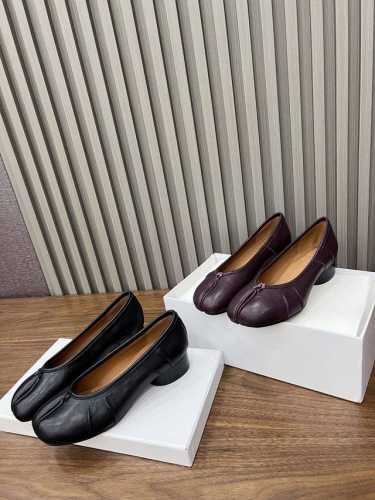 褶皱款Maisonmargiela 马丁 马吉拉 分趾中跟单鞋. 面料采用植柔羊皮 内里垫脚牛皮 颜色 黑色 紫色 码数 35-40. 34 41 可以定制 意