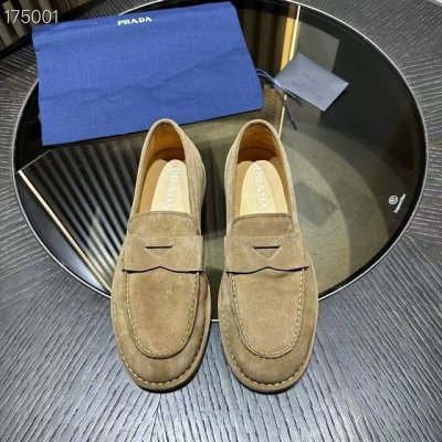 prada 这款柔软皮革乐福鞋配以皮革衬里，塑就摩登廓形。正面涂珐琅金属三角形徽标装饰引人注目。 饰带，饰涂珐琅三角形徽标 鞋头盖配箍缩接缝 轻质橡胶鞋底 鞋跟