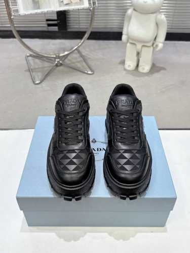 prada* 情侣款Size: 女款35-40.男款39-44. 45定做 Prada 2025普拉达新品，实力来袭！众多网红同款，时髦百搭Nice单品，意大利