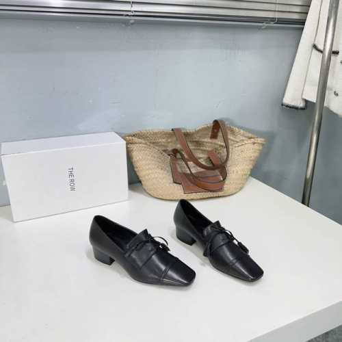 高品质出厂390！小众潮牌The Row25春夏新品中性复古简约乐福鞋粗跟流苏单鞋！ 方头设计确保长时间穿着的舒适性，无论是搭配休闲装还是正式场合，它都能为你的