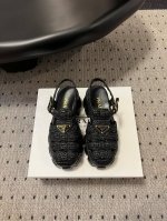 批 prad* 24 厚底罗马编织凉鞋 超火爆prad*普拉达 最新春夏锯齿罗马编织超轻厚底 凉鞋 复古时髦前卫的轮齿 让整双鞋轻便舒适鲜艳色彩满足不同风格时髦