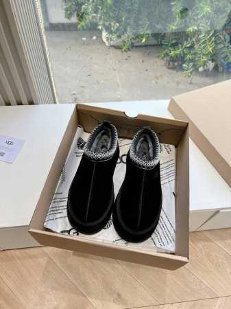 顶级ugg冬季新款女同款休闲舒适厚底圆头棉靴雪地靴它的优点就是特别轻又好走路 跑步都没问题搭任何的裤子都可以 露不露可爱的毛边都好看搭配修身裤十袜子拉长腿部效果 - 点击图像关闭