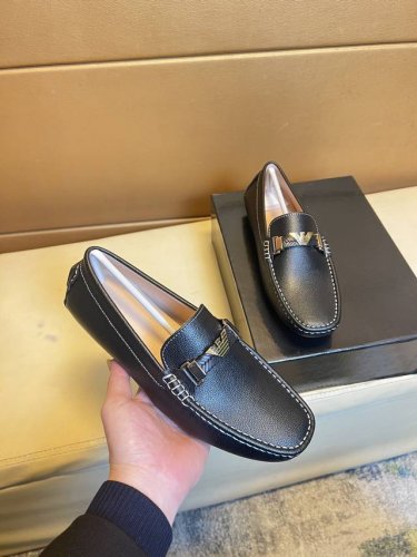阿玛尼 香港原单品质豆豆鞋。精湛工艺 高端精品男士休闲款 懒人套脚乐福款 此款面料采用进口顶级意大利原版亮皮羊里 里更为高档 原版防滑耐磨橡胶大底驾车唯一选择皮
