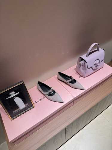 hermes 爱马仕春夏最新kelly扣尖头平底鞋hermes 爱马仕春夏最新kelly扣尖头平底 单鞋 搭配极具辨识度的马家五金扣 上脚超级百搭好看时髦 超多