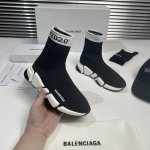 Balencia* 巴黎**升级版推出的 Speed 2.0 版本出厂价P P310，采用了和初代一致的外观设计，不过细看可以发现鞋底改为 5 块中底组成，增强