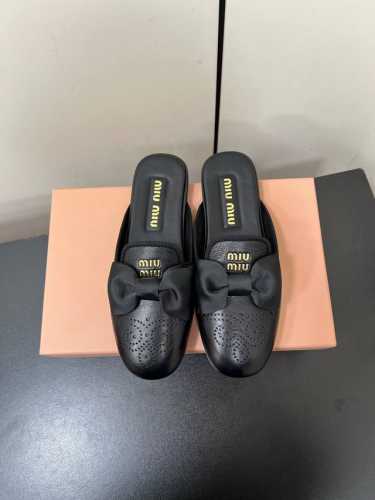 Miumiu春夏新品蝴蝶结配饰雕花冲孔平底乐福鞋单鞋拖鞋系列 即优雅又可爱 带弧形的小圆头 完美演绎赫本风 上脚可爱又减龄 配上袜子又满满学院风 鞋面采用进口混