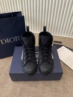 Dior 迪奥B23经典系列情侣款 板鞋 市场顶级版本版本已调试到极致这款 B23 高帮运动鞋饰以米色和黑色 Oblique 印花。孔眼与正面鞋带、饰以对比效果