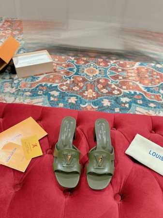 Ss 春夏拖鞋 Lv 路易威登 顶级版本 楦头经过反复调试 终于完美复刻 本款 Lv Capri 平底凉拖选用柔软牛皮革，以宽幅鞋带演绎闲雅风尚。细腻皮革局部包 - 点击图像关闭