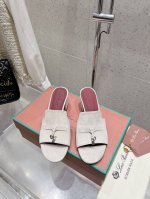 loro Piana 25春夏Lp顶级版本英伦宝石吊坠夹脚平底拖鞋凉鞋 原来这就是传说走两万步都不会累脚的夹脚凉鞋把颜值和脚感都拿捏住了，上脚一走就会被彻底沦陷