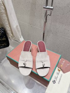 loro Piana 25春夏Lp顶级版本英伦宝石吊坠夹脚平底拖鞋凉鞋 原来这就是传说走两万步都不会累脚的夹脚凉鞋把颜值和脚感都拿捏住了，上脚一走就会被彻底沦陷