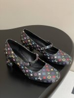25Ss早春新款Louis Vuitton Lv Swing 高跟鞋最火最新金属跟玛丽珍后空粗跟凉鞋字母标高跟单鞋 选用柔软 皮革塑造易于穿脱的设计，以利落线条