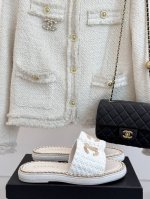 厂价 Chane*｜小香25C春夏新品度假 厚底链条双C拖鞋 这一季度假凉拖系列真的超美！ 搭配链条双C五金装饰 简约百搭 上脚超级美的 怎么看怎么好看 Go