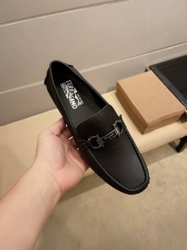 实价 菲拉格慕 官方旗舰店新款 鞋面意大利原版定制牛皮.舒适吸汗透气羊里 原版进口耐磨橡胶底 男士心备佳品,廓形简洁利落 采用精湛工艺 精致大方 无论是专心致志