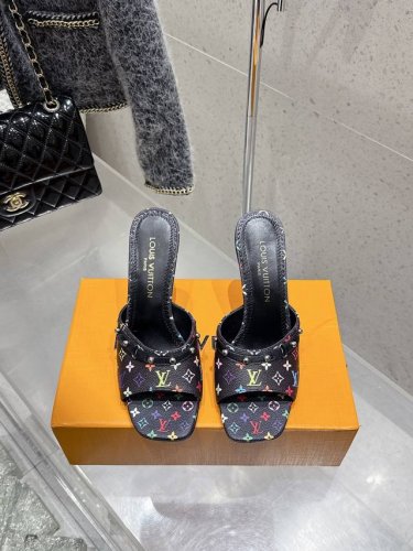 顶级版本 Louisvuitton 25 春夏新款 蝴蝶结跟矮跟凉拖鞋 很难不怀疑是不是借鉴了唐朝的唐三彩作为基础，创新成Lv经典标志Logo，采用彩色以及鞋面