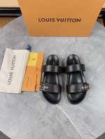 LV2025春夏新款拖鞋皮带扣子可调松紧的设计 满满的沙滩风情 原版开模LV金属logo装饰 既时尚又美观超级百搭鞋面牛皮 定制进口提花布料 原版老花皮料 水染