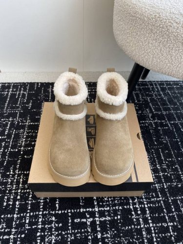 代购级 UGG.皮毛一体雪地靴 看多了经典款 需要一些点缀 今年特别爱毛线编织 成为寒冬流行穿搭的主流趋势 漫长的冬日还有什么比舒适度保暖更渴求呢 Size：#