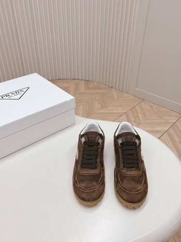 出 顶级版本：女款 Prada普拉达 P家 麂皮 复古 擦色 三角标 休闲 运动鞋 原版购入开发 做货 这款运动风百搭运动鞋采用绒面皮革材质和褪色效果处理，饰有