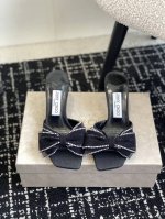 代购级 早春水晶钻扣凉鞋 拖鞋Jimmy Choo 周仰杰25春夏系列 重逢惊艳 优雅邂逅 碰撞之美 时尚国外博主同款街拍推荐 造型大胆别致 小羊皮鞋面 搭配钻