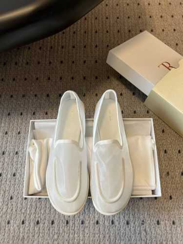 莞产 the Row网纱简约单鞋 自带仙气朦胧美 高级又不失体面 夏天穿个拖鞋也能美美的出街 闪闪惹人爱的点缀更增添了份华丽浪漫感很容易一眼就被吸引 搭配场合也