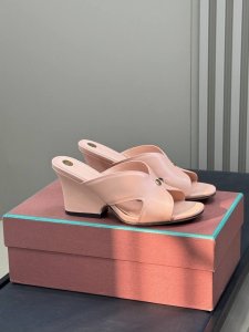lp Ss25 New Arrival～ Lp 夏日松弛感，来自简约的设计和精良用材 简单中包含韵味兼具舒适度！ 小牛皮鞋面，牛皮底 Size 35-41 40