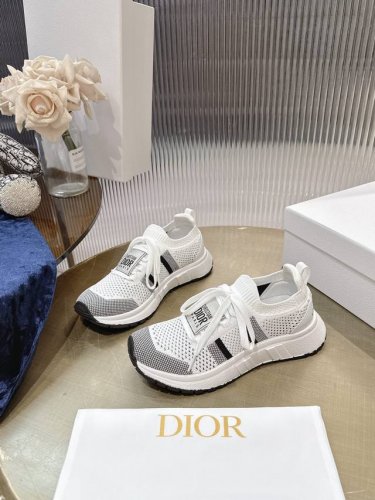 情侣款 Dior Chrono迪奥 高版本新款.休闲.商务.集一体运动鞋. 简约超级百搭. 鞋面搭配 Logo布标.上脚完美奢华可任意搭配春夏秋冬服饰. 上脚更