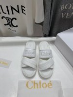 高版本出厂 Chloe 克洛伊2025Ss蔻依新款厚底交叉带拖鞋闪亮登场！简直是时尚感与舒适度的天作之合～ 盛夏不可缺少的单品拖鞋，上脚极具吸引时髦运动风尚，以