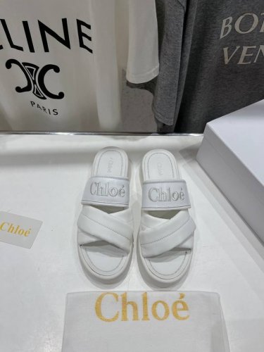 高版本出厂 Chloe 克洛伊2025Ss蔻依新款厚底交叉带拖鞋闪亮登场！简直是时尚感与舒适度的天作之合～ 盛夏不可缺少的单品拖鞋，上脚极具吸引时髦运动风尚，以