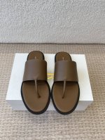 莞产新款 25Ss The Row夹脚拖鞋 第一眼看到这个鞋子给人感觉很简单不起眼，其实上脚很好看，主要也好穿，整个鞋子非常柔软不磨脚。 真皮拖鞋面料进口小羊皮