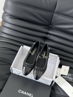 Chanel 24K走秀款玛丽珍单鞋 简约又不失甜美俏皮！ 鞋头经典拼色简约易搭，搭配一字带更加跟脚。 内里羊皮 真皮大底 Size:35-39 其他码数定做