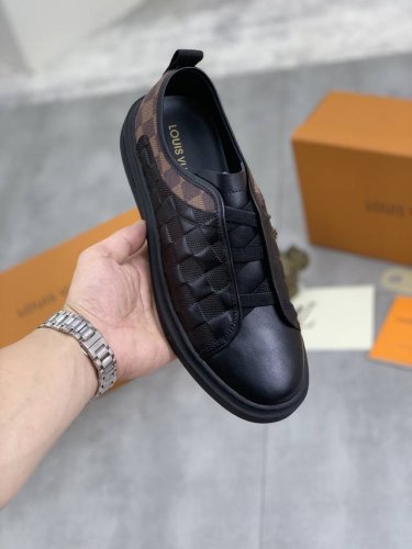 羊里 新款上市 Louls Vultton 路易威登新款低帮男鞋，专柜精品，支持检验！此款来自意大利的万种风情，非常有活力和创意，给人舒适大气的视觉冲击专柜同步