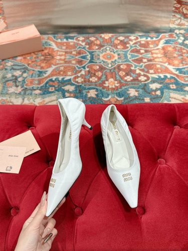 Miu Miu 缪缪 25 早春新品 专柜主打最新走秀款 单鞋系尖头高跟鞋缪家高货 顶级工艺打造精品质感 无敌舒适 绝对是一见钟情款！时尚百搭，人手必备！鞋面: