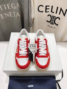 高版本出厂 prada 普拉达 25ss新款系带厚底小白鞋休闲运动鞋这款运动鞋延续经久不衰的轮廓，是新款经典单品采用小牛 精心制作， 提升格调 款式轻盈，四季皆