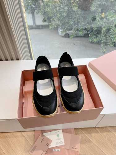 所见即所得G086Miu Miu 25Ss 春夏新款走秀Miumiu 德训 休闲鞋秀场工艺来自Miu Miu系列的细节特写 新季的潮流此刻挚爱的概念，多元对撞，