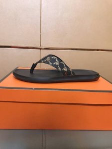 工厂p价 Gucci古奇拖鞋 男鞋高端品牌 最新力作：原面料釆用进口品牌印花，升级版大底，更轻便。简单不失品味，潮人必备，时尚就在脚下，自信满满，夏季拖鞋的季节
