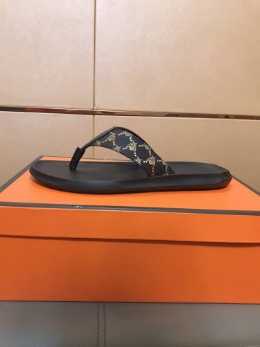 工厂p价 Gucci古奇拖鞋 男鞋高端品牌 最新力作：原面料釆用进口品牌印花，升级版大底，更轻便。简单不失品味，潮人必备，时尚就在脚下，自信满满，夏季拖鞋的季节