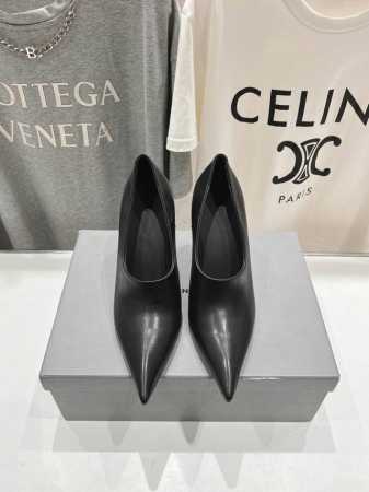 高版本出厂 Balenciag*巴黎世家2025Ss春秋新款高跟鞋单鞋 非常舒服的高跟鞋，极简设计理念，版型显瘦好穿颜值与实用性并存 鞋面：进口胎牛皮 内里：进 - 点击图像关闭