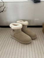 g . 卷毛一排扣雪地靴. 美拉德色女孩的梦中情靴～ 全手工制作头层牛反绒 内里泰迪羊卷毛 搭配超有秋冬氛围感 卷毛今年赢麻了 Size：35 40