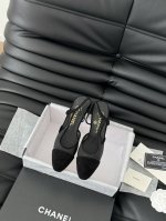 Chanel 经典Slingback后空凉鞋 前几年一直在做这个款 今年我们还是重新购版，再次精细Copy。 发现新版面的鞋面线条和形体舒适度都做了微调！ 这个
