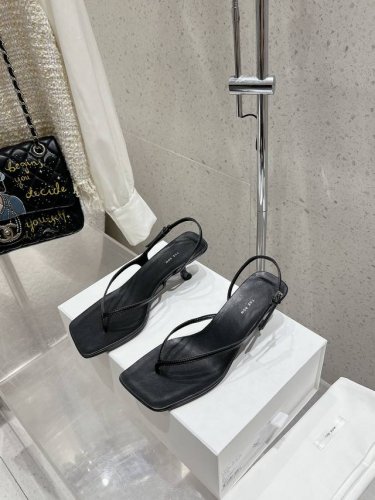 顶级版本Therow 最新款夹趾凉鞋 来自美国的年轻品牌 这不用多说 是近两年最火之一的品牌 春夏的季节就要到了 凉鞋我感觉即将要爆火 无论是配牛仔裤 亚麻腿裤